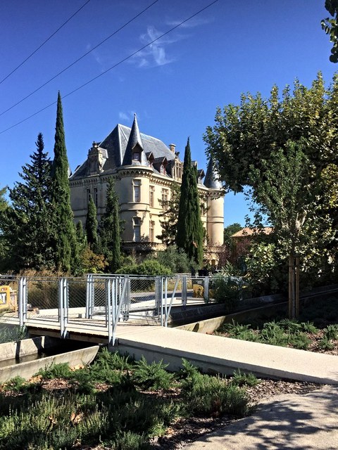 Place du Château et abords du Canal de Craponne