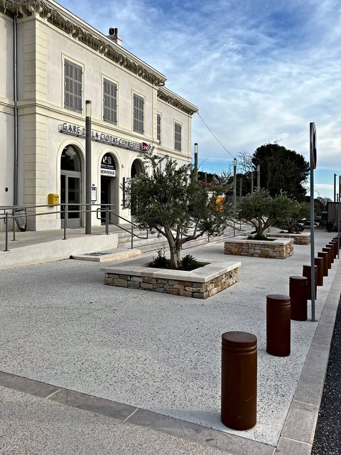 Voie douce et parvis de la Gare